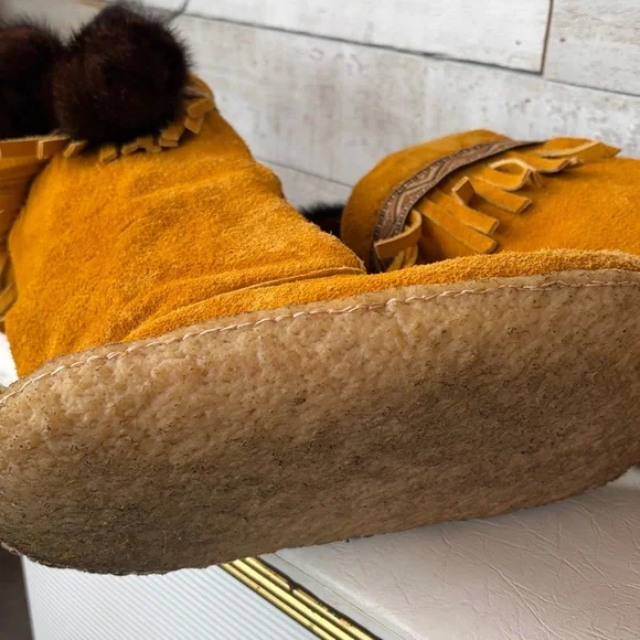 Indigenous Hand Crafted Beaded Bear Paw Fox Moccasins genuine fur pompoms - Picture 9 of 10